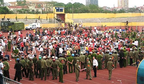 Người hâm mộ hẵn vẫn còn chưa quên được vụ bạo loạn kinh hoàng giữa nhóm CĐV Hải Phòng và CĐV Nghệ An tại sân Vinh năm 2008.